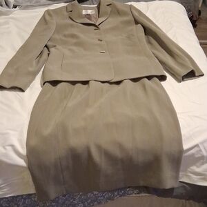 Le Suit Classic Beige Skirt Set